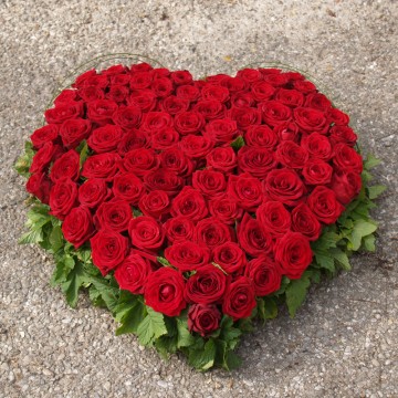 Grand cœur deuil de roses rouges