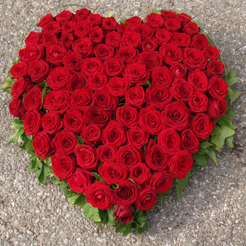 Cœur deuil de roses rouges pour témoigner tout votre amour au défunt.