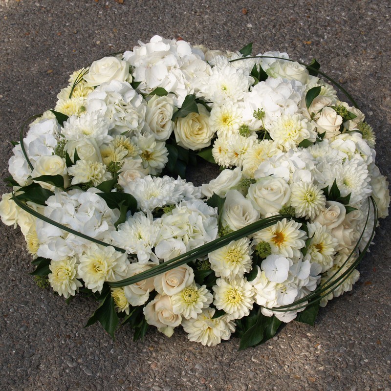 Couronne pour enterrement de fleurs blanches.